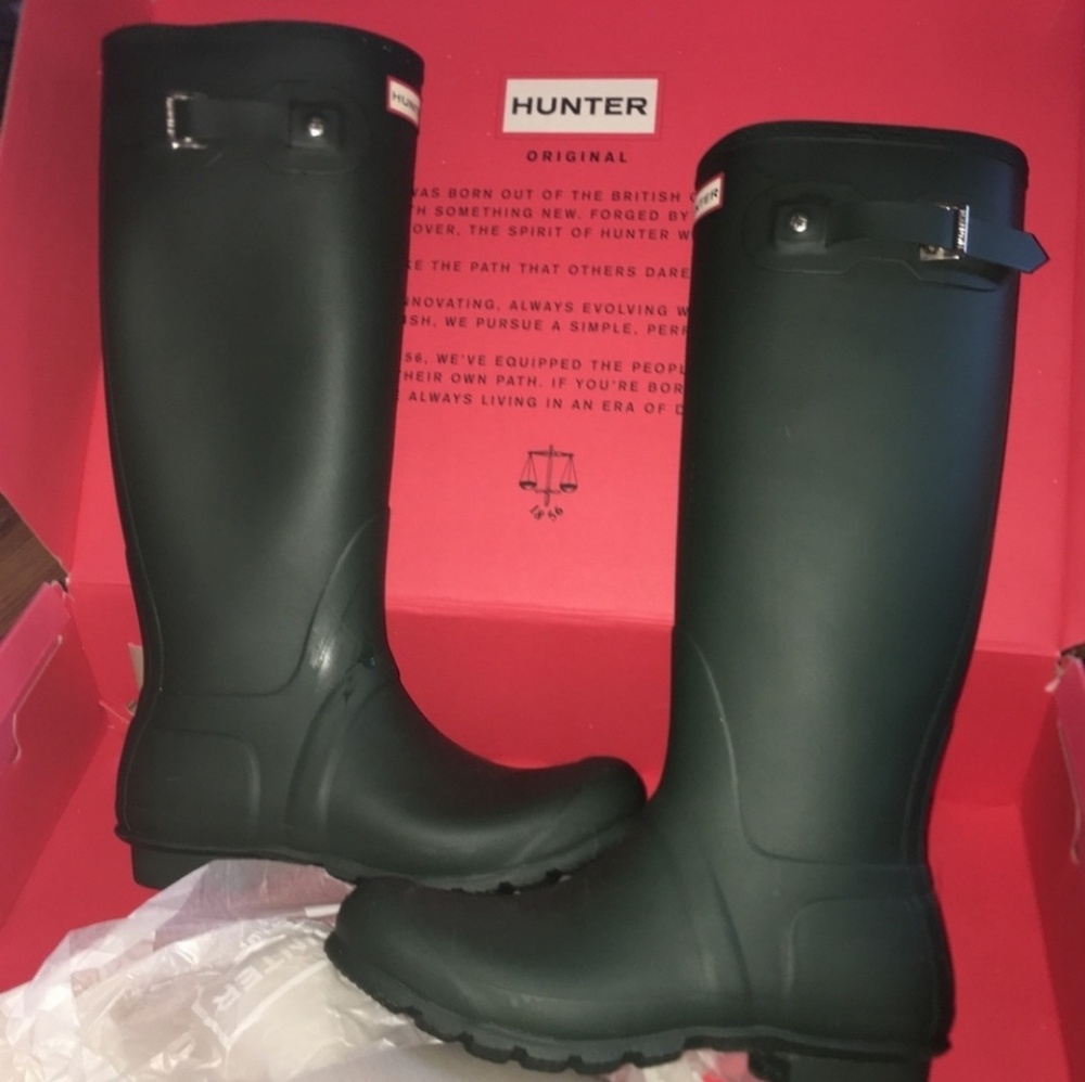 Size 9 Hunter green Hunter boots